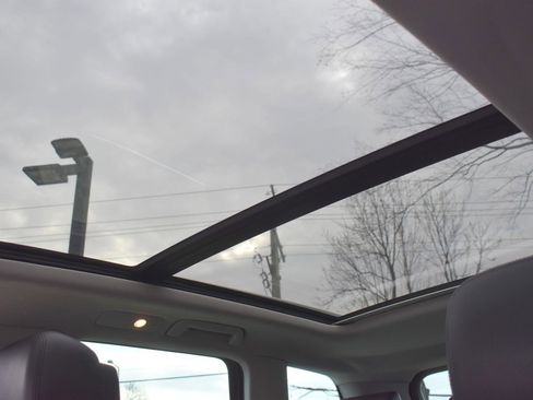 Used 2012 Volkswagen Touareg Sport image 19