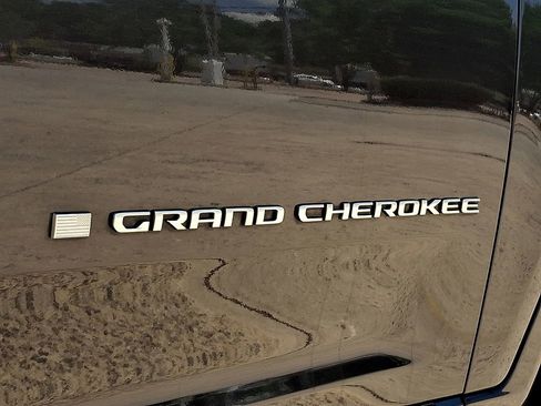 Used 2022 Jeep Grand Cherokee L Summit w/ Luxury Tech Group V AWD/4WD image 32