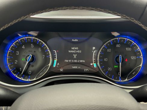 Used 2026 Chrysler Pacifica Limited FWD image 8