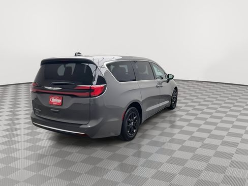 Used 2025 Chrysler Pacifica Select image 37
