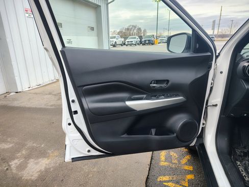 Used 2020 Nissan Kicks SR w/ SR Premium Package image 9