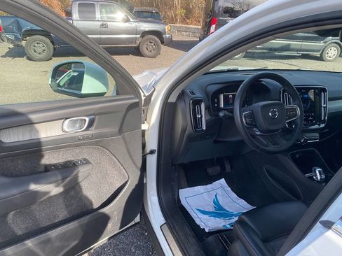 Used 2023 Volvo XC40 B5 Plus image 10