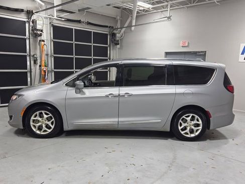 Used 2020 Chrysler Pacifica Touring-L Plus w/ Tire & Wheel Group image 4