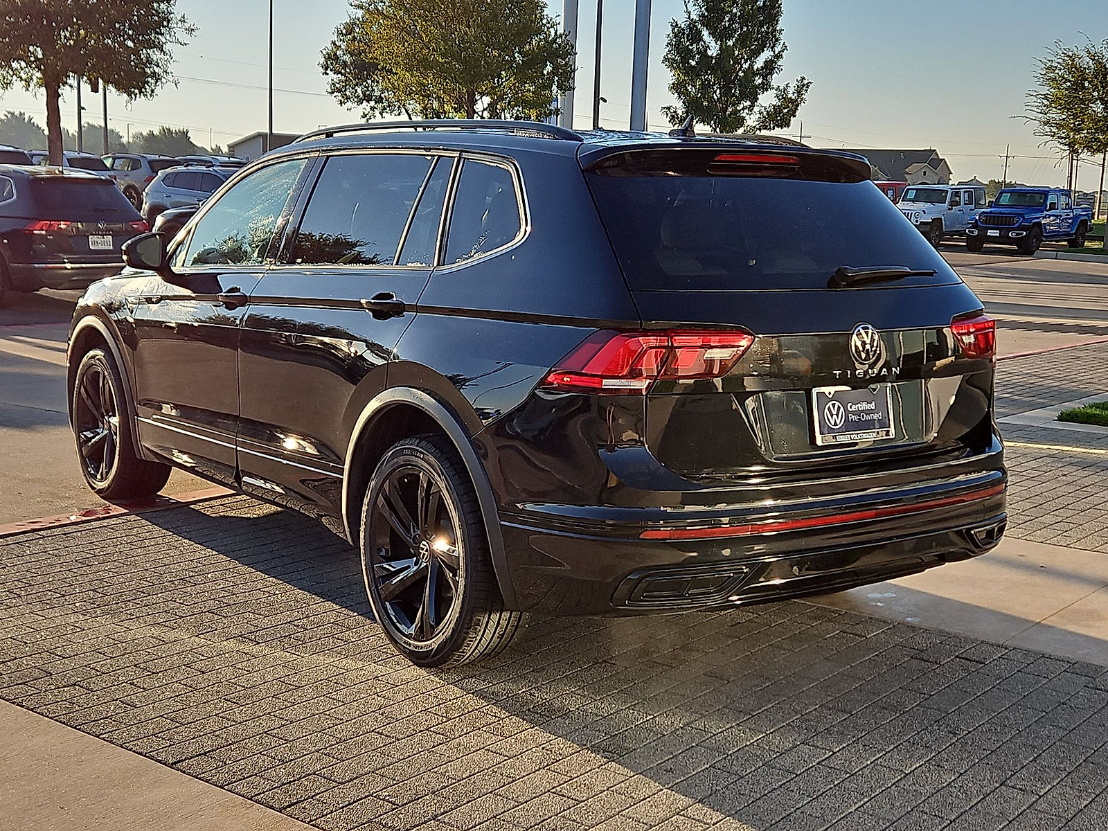 Certified 2024 Volkswagen Tiguan SE R-Line w/ MDO Package, Three-Row FWD image 6