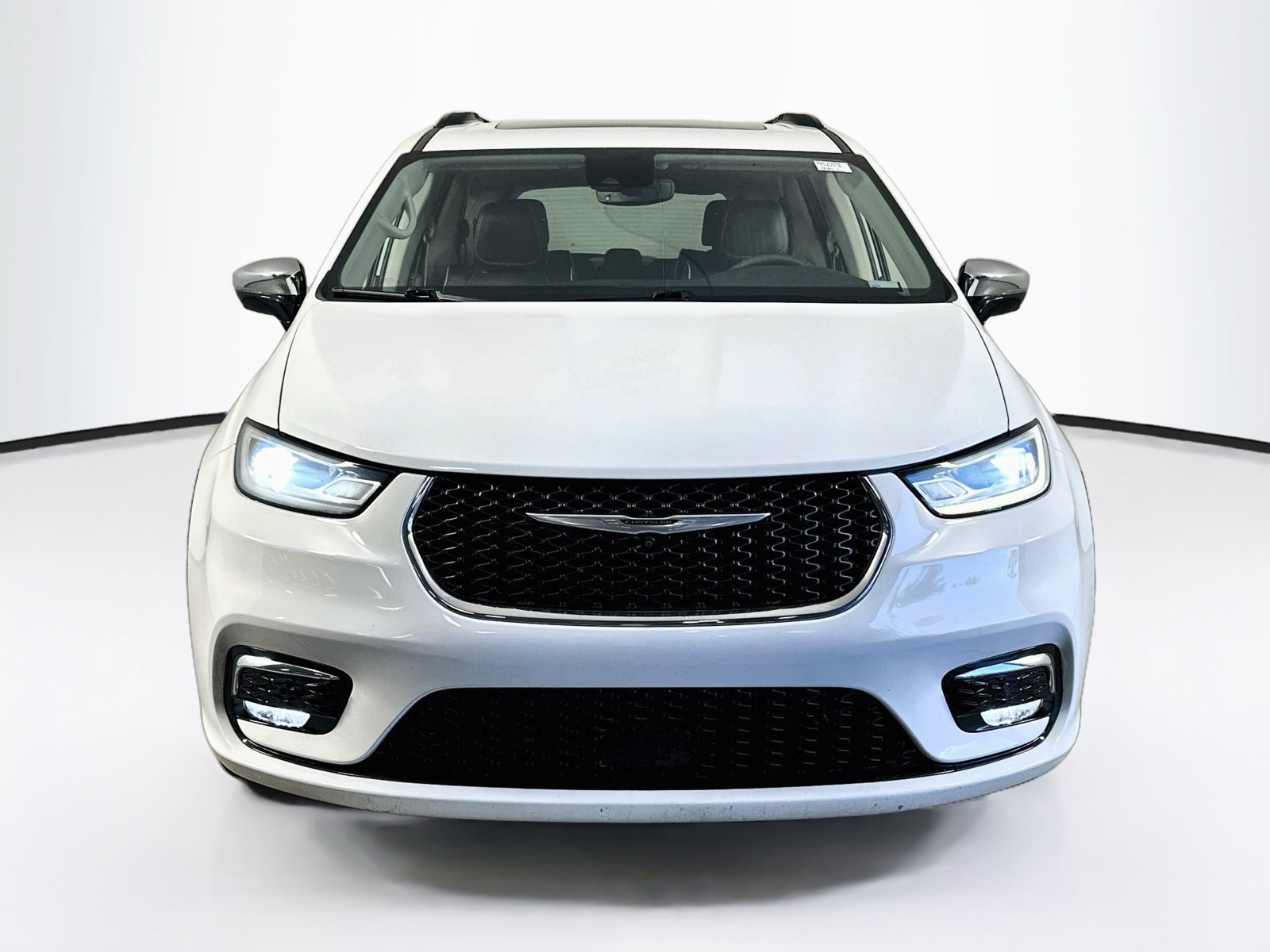 Used 2023 Chrysler Pacifica Limited w/ Uconnect Theater Family Group FWD image 2