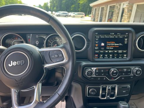 Used 2021 Jeep Gladiator Overland image 15