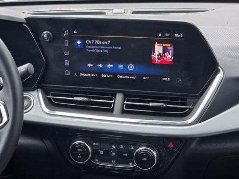 Used 2025 Chevrolet Trax LT w/ LT Convenience Package FWD image 18