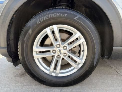 Used 2023 Ford Explorer XLT w/ Equipment Group 202A AWD/4WD image 13