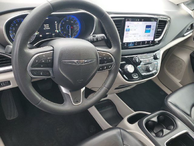 Used 2023 Chrysler Pacifica Touring-L FWD image 18