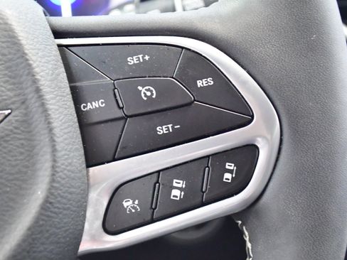 Used 2025 Chrysler Pacifica Select FWD image 26