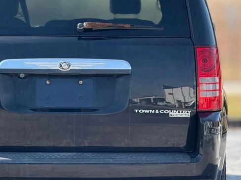 Used 2010 Chrysler Town & Country Touring image 14