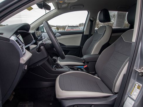 Used 2025 Volkswagen Taos SE image 12