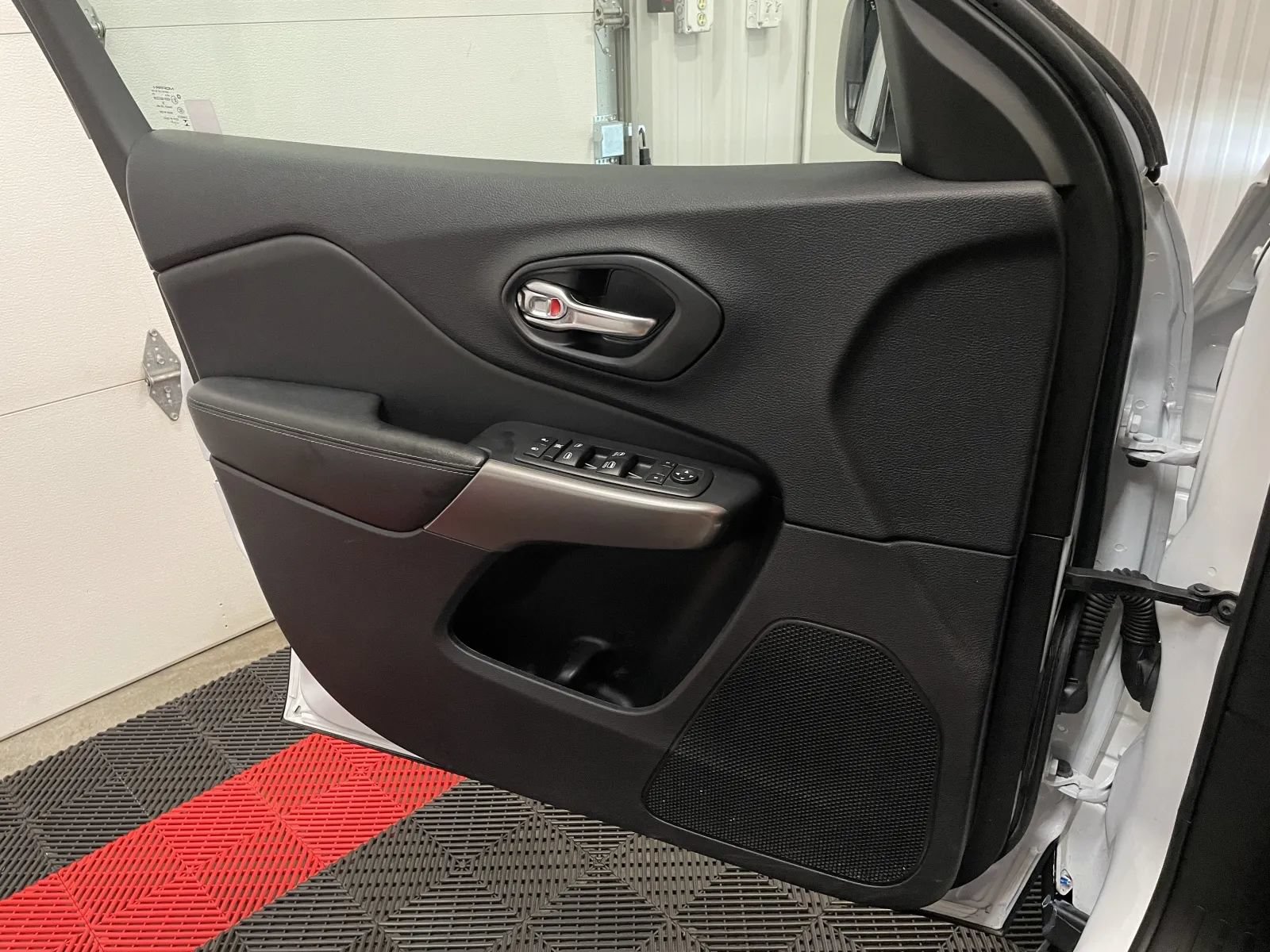 Used 2021 Jeep Cherokee Latitude Plus AWD/4WD image 27