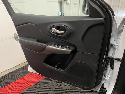 Used 2021 Jeep Cherokee Latitude Plus AWD/4WD image 27