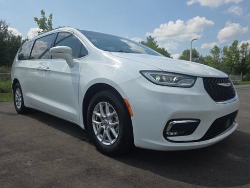 Used 2022 Chrysler Pacifica Touring-L FWD image 1