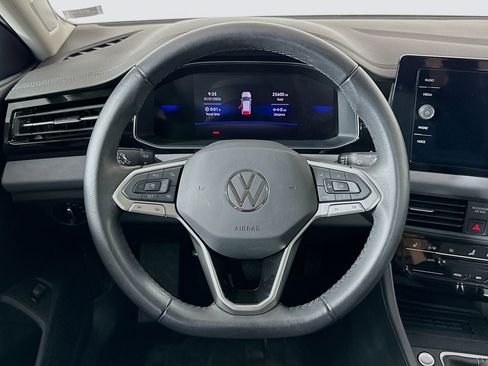 Used 2025 Volkswagen Jetta SE image 18