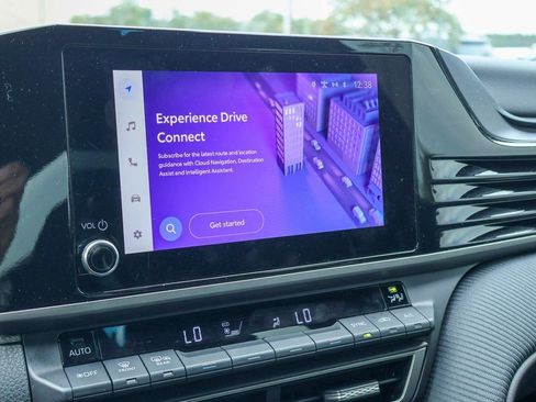 Used 2025 Toyota Camry SE image 3