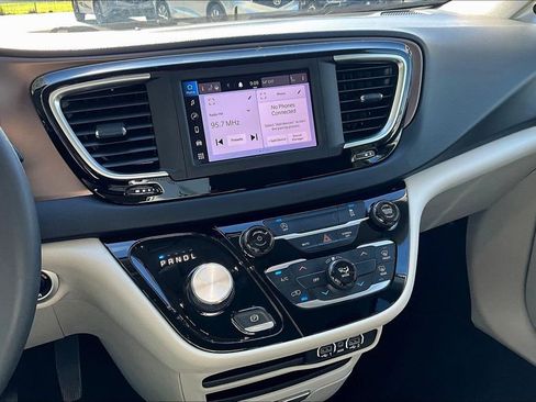 Used 2022 Chrysler Voyager LX image 8