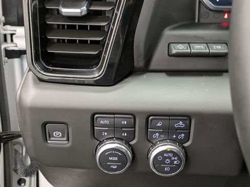 Used 2025 GMC Sierra 1500 AT4 w/ Technology Package AWD/4WD image 21