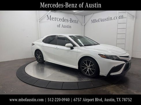Used 2022 Toyota Camry SE FWD image 1