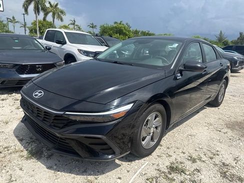 Used 2025 Hyundai Elantra SE w/ Cargo Package FWD image 1