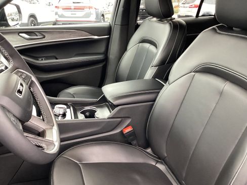 Used 2024 Jeep Grand Cherokee Limited w/ Luxury Tech Group II image 12