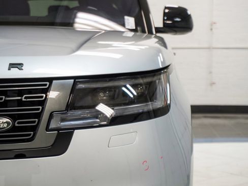 Used 2023 Land Rover Range Rover SE image 16