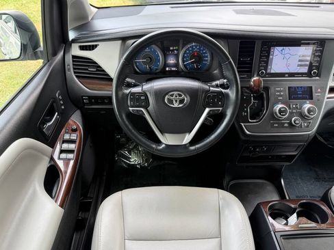 Used 2018 Toyota Sienna Limited Premium FWD image 32