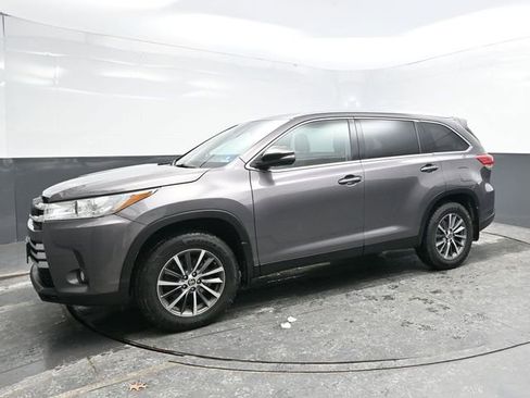 Used 2019 Toyota Highlander XLE image 3