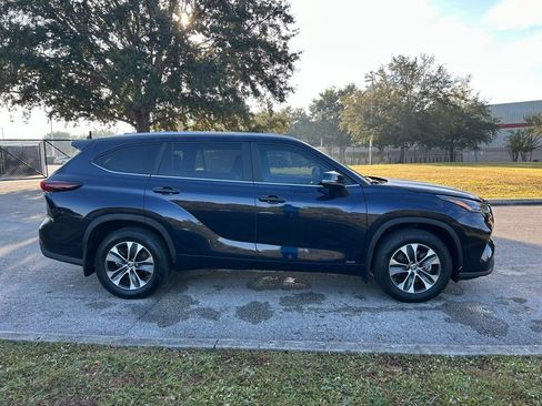 Certified 2025 Toyota Highlander XLE image 6