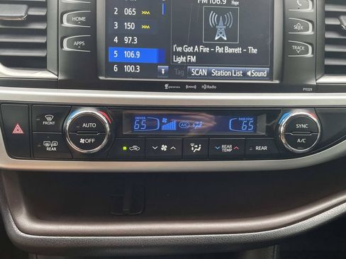 Used 2017 Toyota Highlander Plus FWD image 38