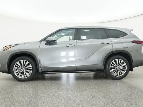 New 2026 Toyota Highlander Platinum image 19