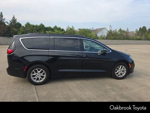 Used 2022 Chrysler Pacifica Touring-L FWD image 6