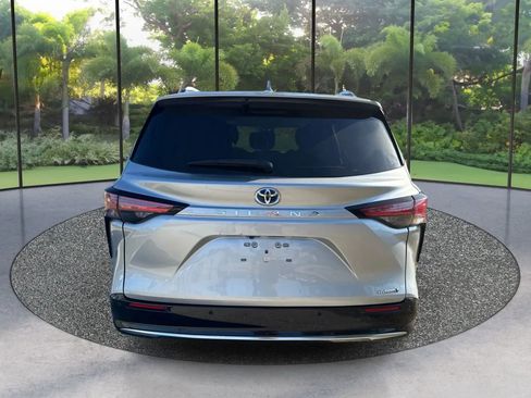 Used 2022 Toyota Sienna Limited FWD image 6