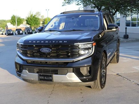 Used 2025 Ford Expedition Platinum AWD/4WD image 2