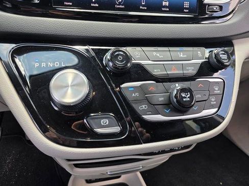 Used 2023 Chrysler Pacifica Touring-L FWD image 23