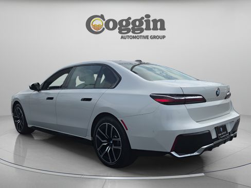 Used 2024 BMW 740i w/ Executive Package RWD image 3