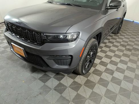 Certified 2025 Jeep Grand Cherokee Altitude AWD/4WD image 10
