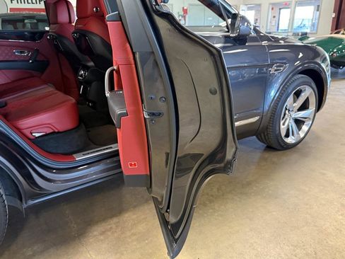 Used 2018 Bentley Bentayga image 80