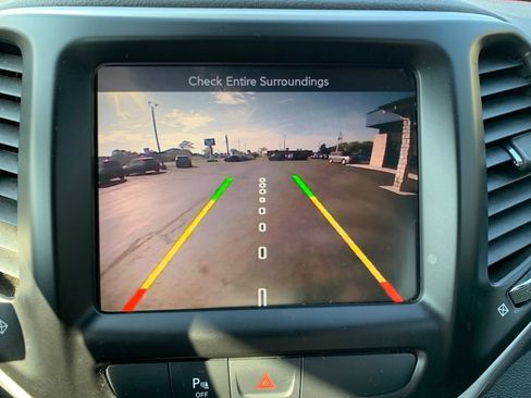 Used 2018 Jeep Cherokee Trailhawk AWD/4WD image 41