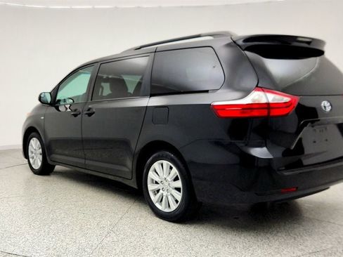 Used 2017 Toyota Sienna LE image 7