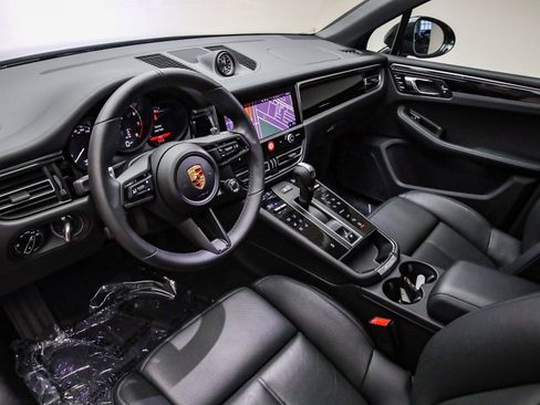 Used 2025 Porsche Macan image 4
