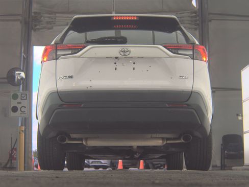 Used 2019 Toyota RAV4 XLE Premium FWD image 8