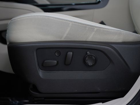 Used 2022 Buick Envision Avenir w/ Technology Package II image 22