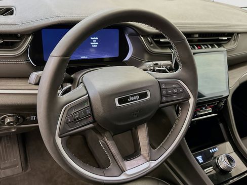 Used 2023 Jeep Grand Cherokee Limited w/ Black Appearance Package image 18