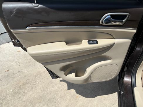 Used 2017 Jeep Grand Cherokee Overland RWD image 13