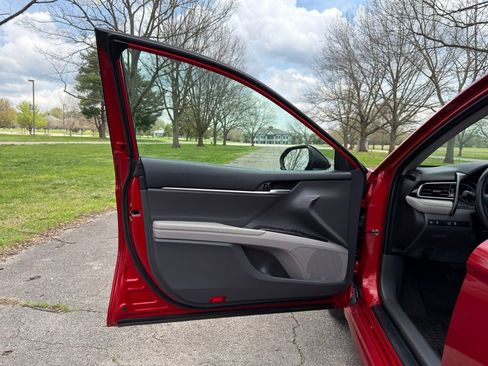 Used 2021 Toyota Camry SE image 16