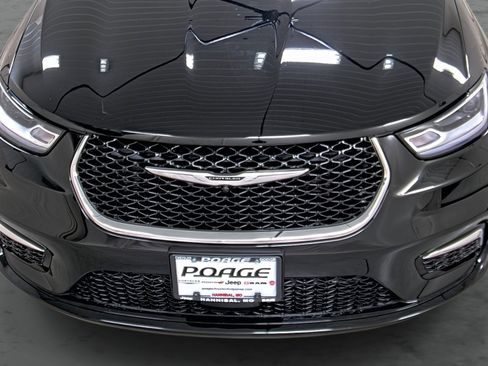 Used 2024 Chrysler Pacifica Touring-L image 16