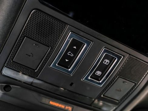 Used 2025 Land Rover Defender 110 X-Dynamic SE AWD/4WD image 32