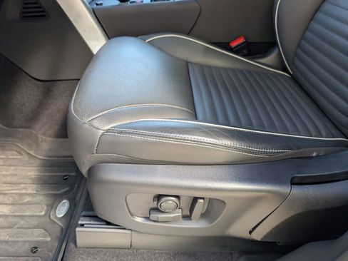 Certified 2024 Land Rover Discovery Dynamic SE image 29